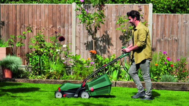Газонокосарка Bosch UniversalRotak 37-555