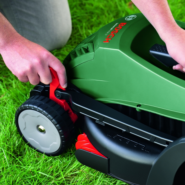 Газонокосарка Bosch UniversalRotak 37-555