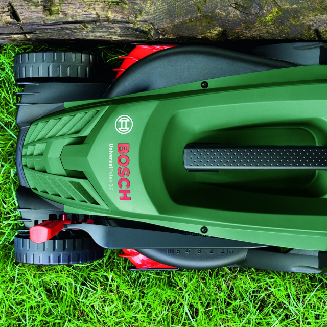 Газонокосарка Bosch UniversalRotak 37-555