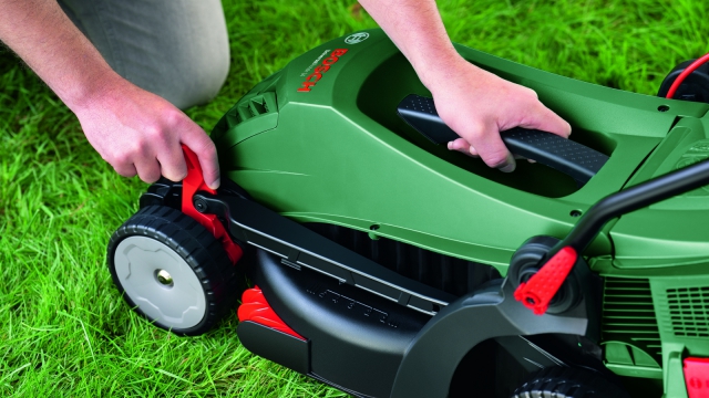 Газонокосарка BOSCH Universal Rotak 34-405 (06008A6401)
